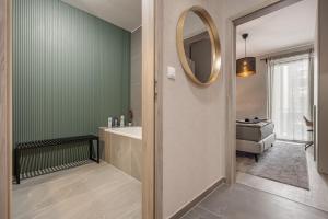 Ένα μπάνιο στο Luxury condo w balcony next to Andrassy road +20 φωτογραφίες