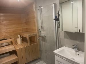 a bathroom with a shower and a sink at Ylläs chalet Bella Vista in Ylläsjärvi