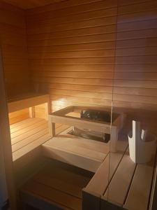eine Sauna mit einer Bank in einer Holzwand in der Unterkunft Ylläs chalet Bella Vista in Ylläsjärvi