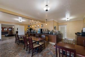 a restaurant with tables and chairs and a bar at Best Western Salinas Valley Inn & Suites in Salinas