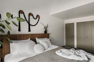 una camera da letto con un cartello sul muro di Ski-in/Ski-out Intentionally Designed Ski Lodge a Whistler