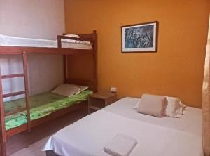 um pequeno quarto com 2 beliches e uma cama em Hostal Belén em Popayan