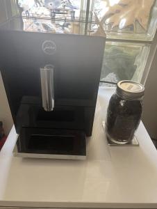 una cafetera negra con un frasco de cristal en una encimera en Private Room & Entrance in Marina Del Rey, en Los Ángeles