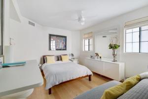 Habitación blanca con cama y sofá en Private Room & Entrance in Marina Del Rey, en Los Ángeles