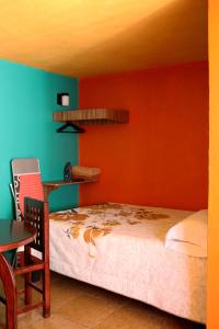 - une chambre dotée d'un lit avec un mur rouge dans l'établissement Sensity Home Recámara amplia y muy céntrica, à Tehuacán