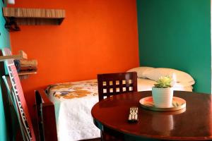 Cette chambre comprend une table, un lit, une table et des chaises. dans l'établissement Sensity Home Recámara amplia y muy céntrica, à Tehuacán