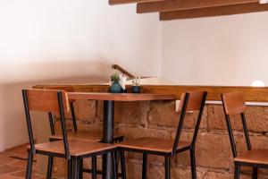a wooden table with two chairs and a counter at Hotel CasaMia in Dolores Hidalgo