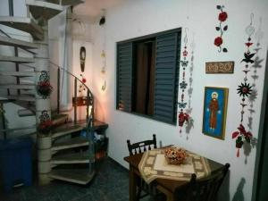a dining room with a table and a window at Quartos no centro de Itu - Hospedagem Elizabeth in Itu