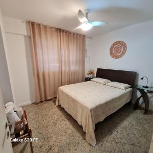 1 dormitorio con 1 cama y ventilador de techo en Residencial Liberty Barra da Tijuca, en Río de Janeiro