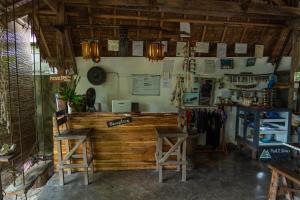 una tienda con dos taburetes de madera en una habitación en Soffta Surf Ranch, en General Luna