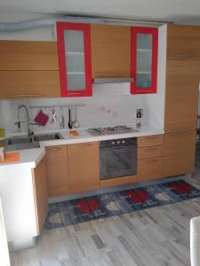 una cucina con armadi in legno e piano cottura. di Appartamenti Centro Seriate a Seriate