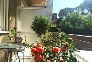 un balcone con tavolo, alcune piante e finestra di Have a nice stay in Rome a Roma
