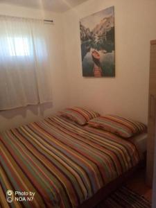 Ένα ή περισσότερα κρεβάτια σε δωμάτιο στο Family-friendly apartments with swimming pool Lovinac, Velebit - 21748
