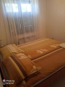 Ένα ή περισσότερα κρεβάτια σε δωμάτιο στο Family-friendly apartments with swimming pool Lovinac, Velebit - 21748