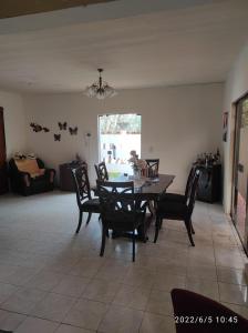 ein Esszimmer mit einem Tisch und Stühlen in der Unterkunft Casa de 4 habitaciones con piscina en barrio cerrado a 5 minutos del Aeropuerto Internacional in Luque