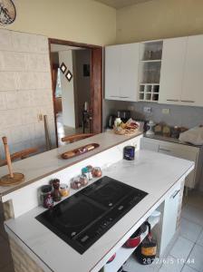 a kitchen with a stove and a counter top at Casa de 4 habitaciones con piscina en barrio cerrado a 5 minutos del Aeropuerto Internacional in Luque