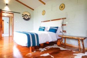 1 dormitorio con cama y mesa de madera en Kiho Gorilla Safari Lodge, 