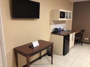 Habitación con mesa y cocina con fregadero en 101 Suites en Paramaribo