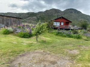 コクランにあるCabañas Brellenthinの花畑中の赤い家 +84枚の写真