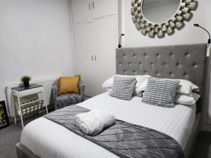Un pat sau paturi într-o cameră la Quantock Lodge Vicarage 2