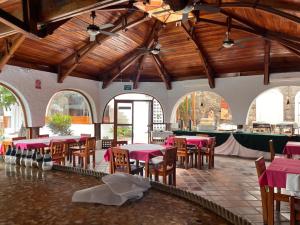 una sala da pranzo con tavoli e sedie in un edificio di Hotel Silberstein a Puerto Ayora