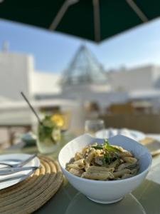 eine weiße Schüssel mit Essen auf dem Tisch in der Unterkunft Dar el médina in Tunis