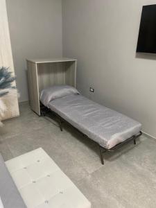 un piccolo letto in una camera con di David Home a Catania