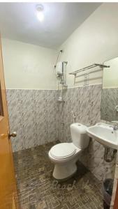 La salle de bains est pourvue de toilettes et d'un lavabo. dans l'établissement WHITEBEACH DE BORACAY STATION 1 (EXTENSION), à Boracay
