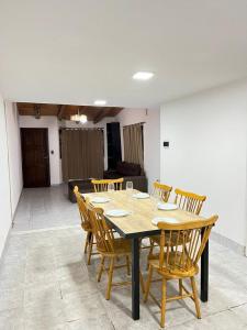 - une salle à manger avec une table, des chaises et un canapé dans l'établissement Complejo Lamadrid - semiprivado, à Luján de Cuyo