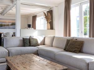 聖伊達斯拜的住宿－Luxury Villa in Sint Idesbald with Jacuzzi，带沙发和咖啡桌的客厅