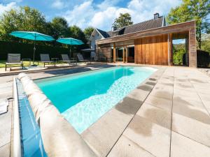 - une piscine dans une arrière-cour avec une maison dans l'établissement Plushy Holiday Home in Spa with bubble bath Pool, à Spa