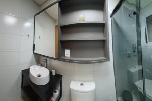 een badkamer met een toilet, een wastafel en een douche bij Delicadeza e aconchego na Serra Gaúcha. in Bento Gonçalves