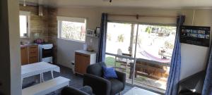 パイサンドゥーにあるRetiro San Francisco 2 hasta 6 huespedes -Pais Uruguayのキッチン(庭の景色を望む大きな窓付)