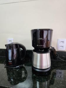 Una cafetera colocada sobre un mostrador junto a una licuadora. en Vila Leal Hospedaria, en Penha 16 fotos más