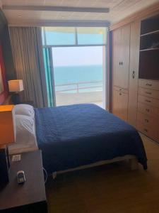 博卡德爾里奧的住宿－Sexto piso y vista al mar，一间卧室设有一张床,享有海景