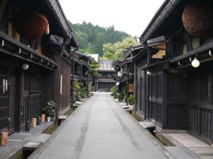 una calle vacía en un pueblo asiático en Rikka Fukiya, en Takayama