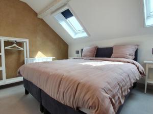 1 dormitorio con 1 cama grande y ventana en Luxury Family Holiday Home with Wellness, en Binsfeld
