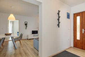 ein Esszimmer und ein Wohnzimmer mit einem Tisch und einem Stuhl in der Unterkunft Apartments and rooms with parking space Njivice, Krk - 17010 in Njivice