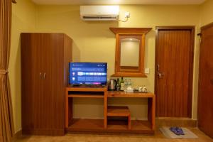 A television and/or entertainment centre at Paradise Boutique Hotel
