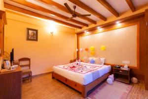Un pat sau paturi într-o cameră la Paradise Boutique Hotel