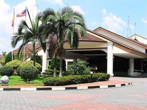 un edificio con dos palmeras delante en Sg Buloh Cozy Apartment WiFi & Netflix (Rahman Putra) (6pax), en Sungai Buloh