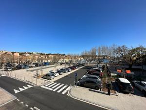 ein Parkplatz mit vielen parkenden Autos in der Unterkunft Studio Port-Vendres, 1 pièce, 2 personnes - FR-1-309-110 in Port-Vendres