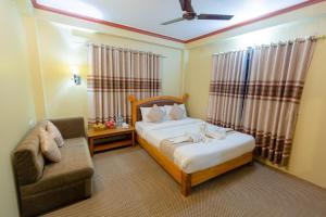 Un pat sau paturi într-o cameră la Paradise Boutique Hotel