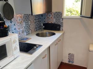 Kuchyňa alebo kuchynka v ubytovaní Studio avec Terrasse et Parking à 300m de la Plage - Résidence Privée à Collioure - FR-1-309-372