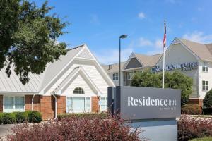 un cartel frente a un edificio con una posada en Residence Inn by Marriott Monroe, en Monroe