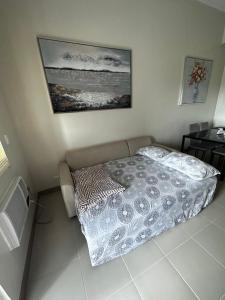 een slaapkamer met een bed en een foto aan de muur bij Lafayette Park Square Condominium Megaworld in Iloilo City