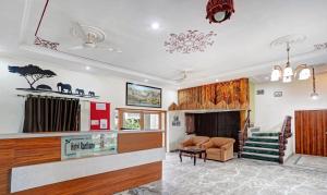 uma sala de estar com um sofá e uma lareira em Ranthambore Resort em Sawai Madhopur