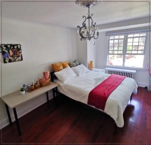Un dormitorio con una cama grande y una lámpara de araña. en Toronto central area double bed room en Toronto