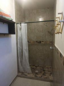 una ducha con cortina de ducha en un baño en Casa Rustico 117, en Puerto Peñasco