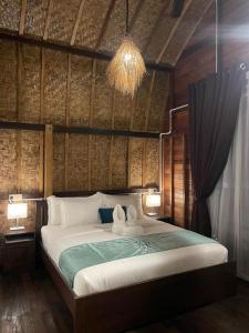 ein Schlafzimmer mit einem Bett mit zwei Handtüchern darauf in der Unterkunft Villa Bari Loft in Setiu